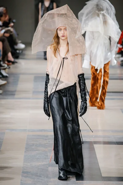 Look 25